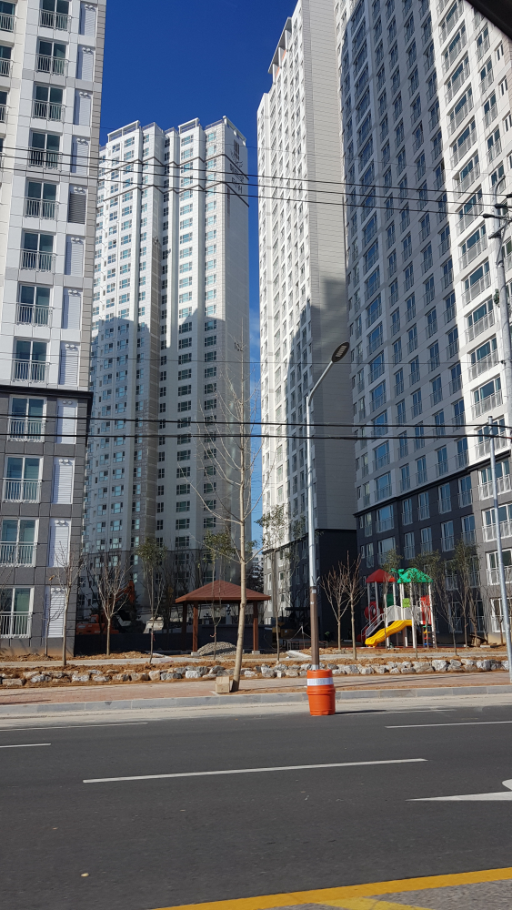 놀이터쪽사진입니다.넓은 도로가 너무가까운데 펜스가없어서 아이들이 도로로 뛰쳐 나갈수도있고,외부인이 단지내로 바로 출입하여 안전상 문제도있습니다. 또한 소음도 걱정됩니다.