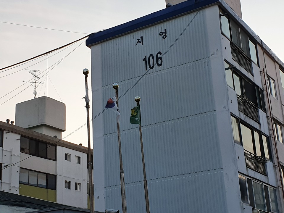 노인정앞 태극기. 군기. 새마을기 교체요망