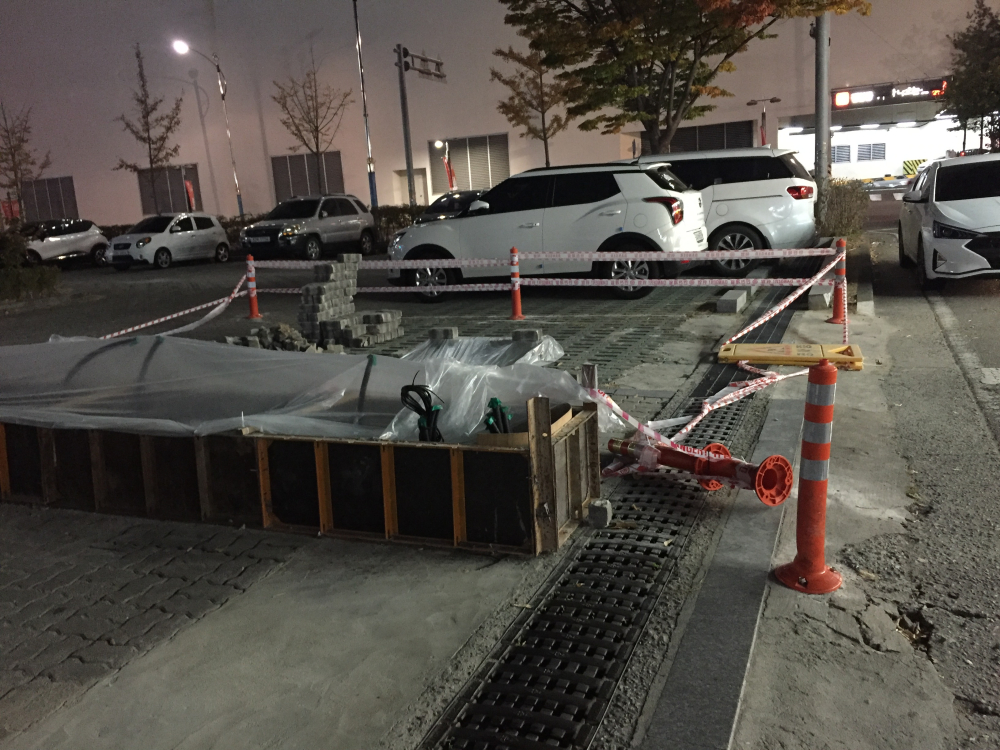 주차장 편의시설이 위험해 보입니다.