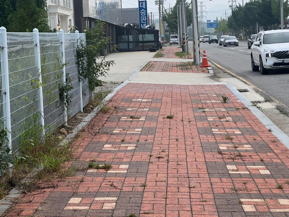 구암동 124-5번 진입로처럼 안쪽경계석 높이고 배수구방향으로 경사를 잡아야합니다