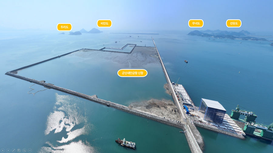 군산새만금항 신항 건설 현장의 부두 시설 확장 및 공사 진행 모습