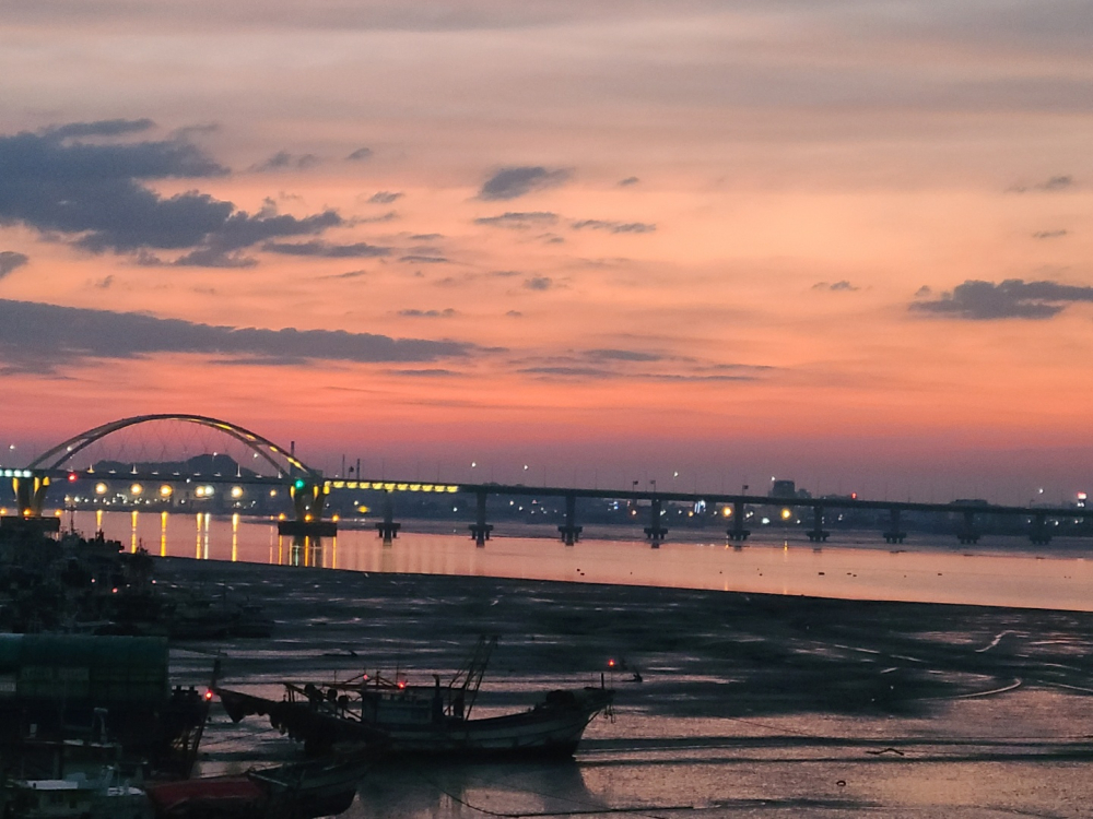 군산콘텐츠팩토리에서 볼 수 있는 금강의 석양